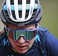 Van Vleuten tegen 85km per uur tegen de vlakte, maar soleer naar winst (🎥)