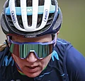 Van Vleuten tegen 85km per uur tegen de vlakte, maar soleer naar winst (🎥)