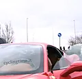 📸 Eli Iserbyt en vrouw arriveren in Middelkerke in knalrode Ferrari