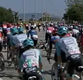 🎥 Geraint Thomas komt ten val tijdens Giro-etappe naar Napels