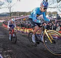 Pakkende beelden: huilende Georges van Aert wordt getroost met zilveren medaille