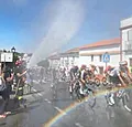 Ongezien: brandweer bezorgt Vuelta-peloton letterlijk een koude douche 🎥