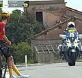 Absurd beeld in Tour de France: Noorse vluchters gaan in berm zitten