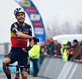 Van Aert pakt uit met opvallend zegegebaar: 'Beetje voor de show'