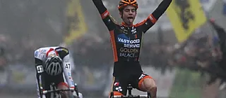 Van Aert wijst linkeballende Van der Poel terecht: Hamme Retro