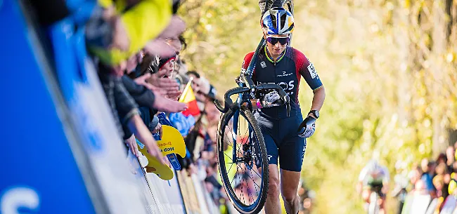 Unieke beelden: wereldkampioene komt al lopend boven op de Koppenberg