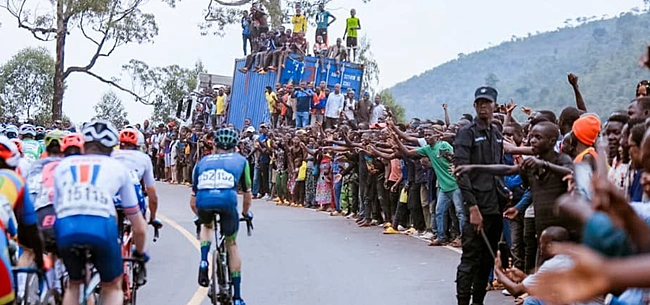 BEZEMWAGEN. Ware volksfeesten in Rwanda, adembenemend trainingsdecor voor Benoot