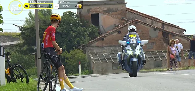 Absurd beeld in Tour de France: Noorse vluchters gaan in berm zitten