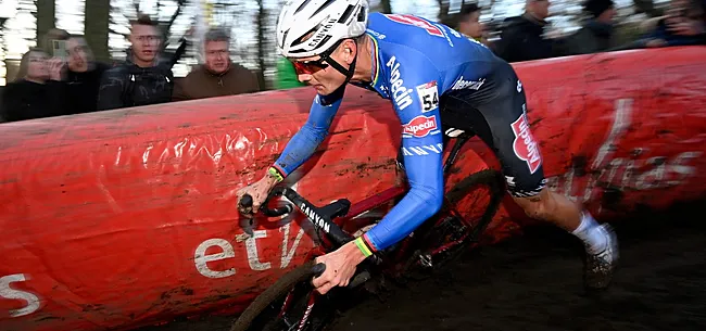 Wat een stuntman: Van der Poel blijft nipt recht in levensgevaarlijke afdaling