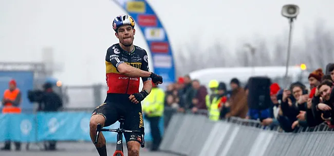 Van Aert pakt uit met opvallend zegegebaar: 'Beetje voor de show'