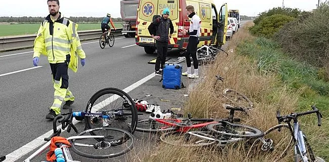 Absoluut drama: 6 renners aangereden in zwaar ongeluk