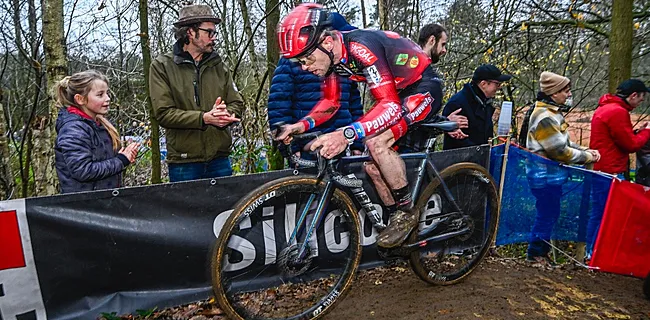 Eli Iserbyt lacht met winnende Mathieu van der Poel in Herentals