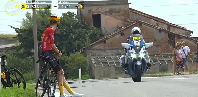 Absurd beeld in Tour de France: Noorse vluchters gaan in berm zitten