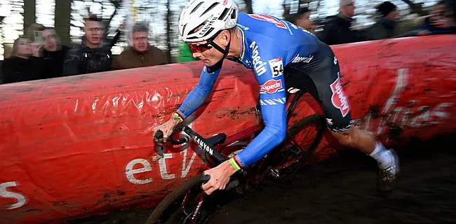 Wat een stuntman: Van der Poel blijft nipt recht in levensgevaarlijke afdaling