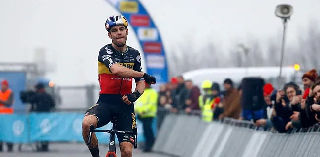 Van Aert pakt uit met opvallend zegegebaar: 'Beetje voor de show'