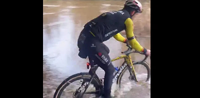 Wout van Aert mispakt zich... en rijdt dwars door rivier 