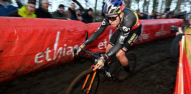 Vertederend beeld: kleine Georges zet helm van papa Wout op na cross