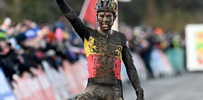 Wout van Aert viert overwinning op geniale wijze